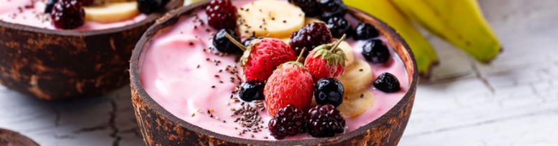 Coconut Smoothie Bowl με Μπανάνα & Φράουλες